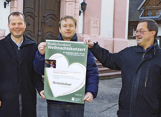 Mit Plakat, von links: Pfarrer Oliver ...Manfred Eble und Pfarrer Martin Sauer.  | Foto: haberer