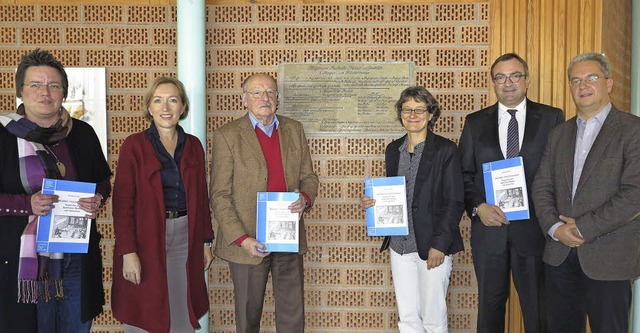 Die neue Schriftenreihe zur Geschichte...Kulturdezernent Jan Merk (von links).   | Foto: Dorothee Philipp