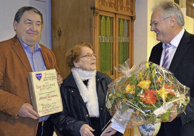 Lotte Ratzer bergibt ein Buch des Lf...rs  Leo Ratzer an die Stadt Lffingen.  | Foto: Martin Wunderle