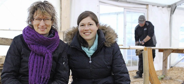 Marion Liebermann (links) und Birgit A...Zelt, wo noch krftig gearbeitet wird.  | Foto: Sina Gesell