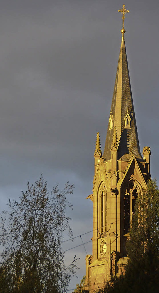 Dunkle Wolken ber der Stadtkirche: Sie sollen einem Miteinander weichen.   | Foto: Angelika Schmidt