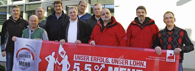 Angesichts der guten wirtschaftlichen ...n-Betriebsrte mit einem IGBCE-Plakat   | Foto: Ralf Staub