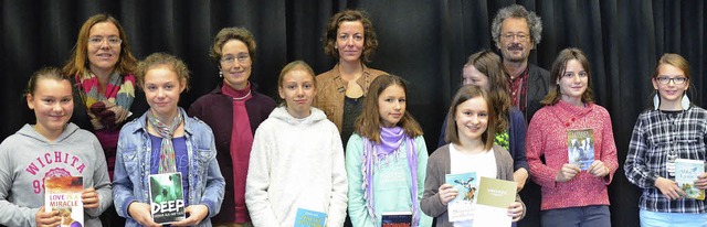 Leonie Sickinger (Dritte von rechts) g... den Jurymitgliedern zum Gruppenbild.   | Foto: ZVG