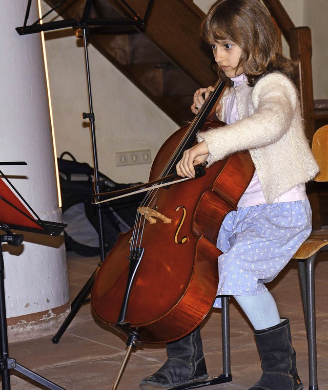 Schon die Jngsten unter den Cello-Sch... Hausen bei der Abendmusik im Advent.   | Foto: georg diehl