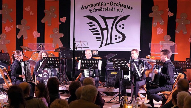 Das Harmonika Orchester Schwrstadt auf der Bhne  | Foto: privat