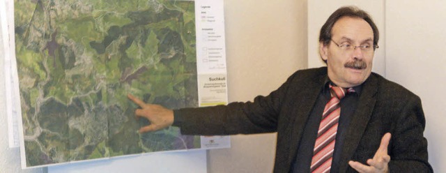 Brgermeister Bruno Schmidt informiert...hstand frs geplante Biosphrengebiet.  | Foto: Berger