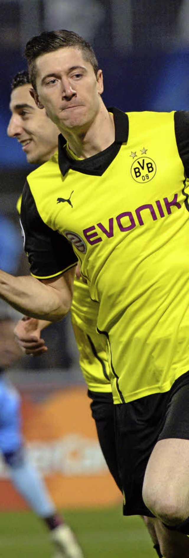 Robert Lewandowski (vorn) erzielte das 1:0 fr den BVB.   | Foto: AFP