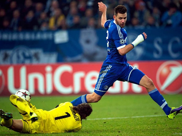 Der Schalker Adam Szalai  und Torwart Yann Sommer von Basel kmpfen um den Ball.  | Foto: dpa