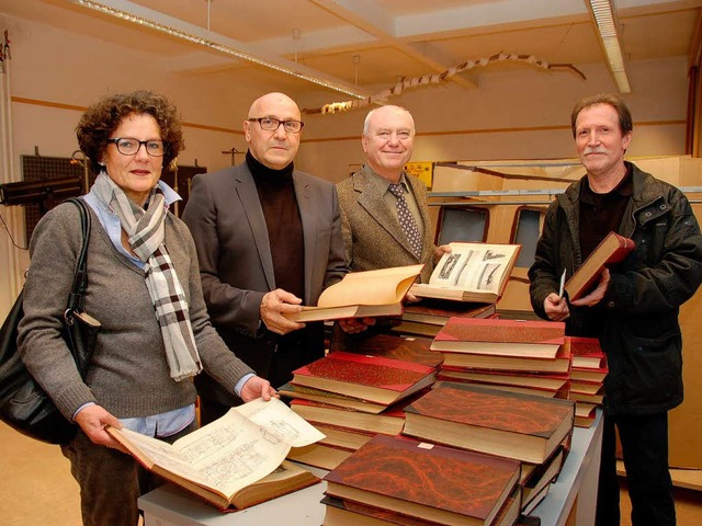 Die Raritten begutachten  (von links)...chwarzwald sowie  Lehrer Franz Rieder.  | Foto: BZ