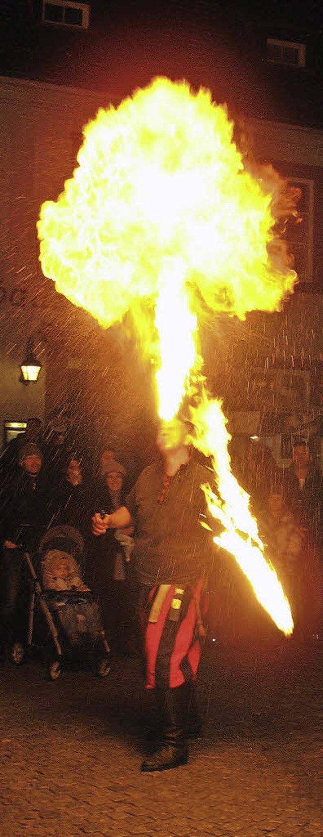 Ein Feuerschlucker zeigt seine Kunst   | Foto: zvg