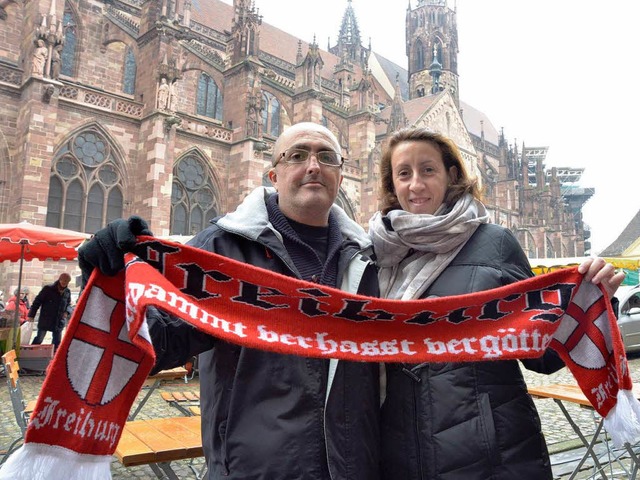 Von Sevilla nach Freiburg: Susana Diaz...ino mit SC-Schal auf dem Mnsterplatz.  | Foto: Michael Bamberger