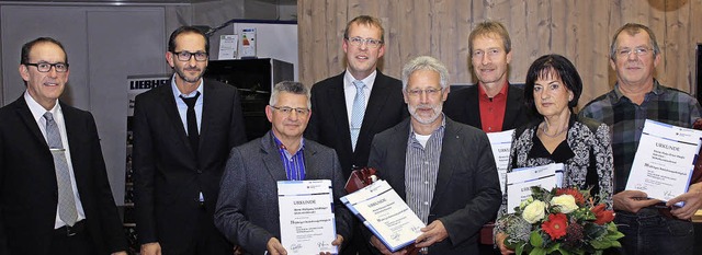 Die Geschftsfhrer Martin und Mike Ma...ge Mitarbeiter der Firma Maier Kchen.  | Foto: CHRISTIANE FRANZ