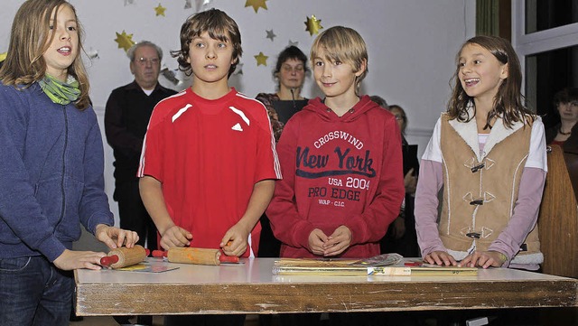 Eine Geschichte um das Basteln stellte... der  besinnlichen Adventsstunde vor.   | Foto: GERT BRICHTA