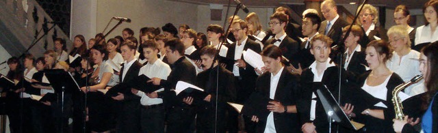 Gospelchor und Band: Zum Abschluss des...mehr einen imposanten Massenauftritt.   | Foto: Adrian Steineck