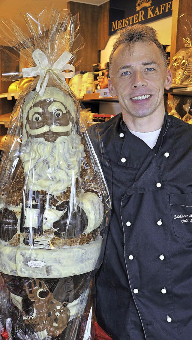 Der Meister und sein Werk:  Harald Lan...en Riesen-Weihnachtsmann hergestellt.   | Foto: B. Rein