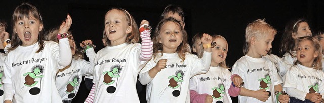 Die Panpan-Kinder der musikalischen Fr...egeistert und unbekmmert ihre Lieder.  | Foto: Frowalt Janzer