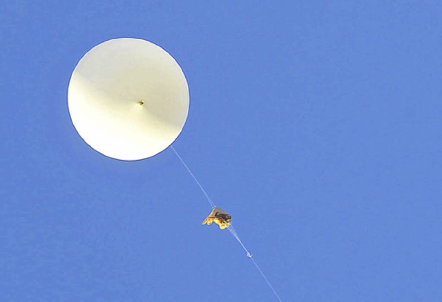 Der Wetterballon beim Abflug in Freiburg   | Foto: Michael Bamberger