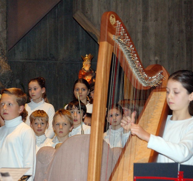 Der Unterstufenchor wurde durch die Se...oline Moran an der Harfe untersttzt.   | Foto: Helena Kiefer