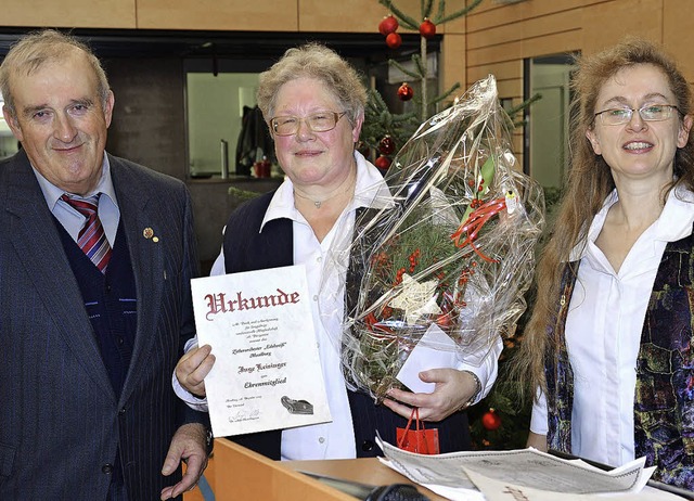 Ingeborg Leisinger-Hilbold (Mitte) wur...eit fr jahrelange Mitarbeit gedankt.   | Foto: gerg diehl