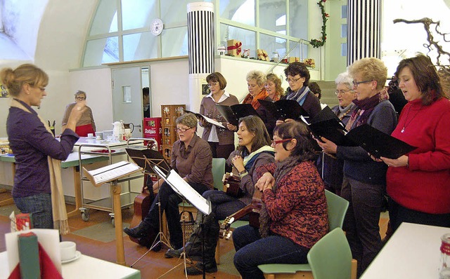 Der Chor Laudate unter der Leitung von...der Adventsfeier der Senioren zu Gast.  | Foto: Claudia Renk