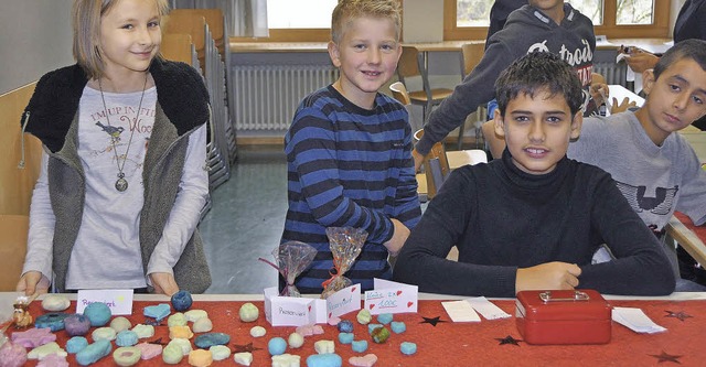 Weihnachtsbasar Gymnasium Schnau: Die...us der &#8222;Seifenwerkstatt&#8220;.   | Foto: Steinebrunner