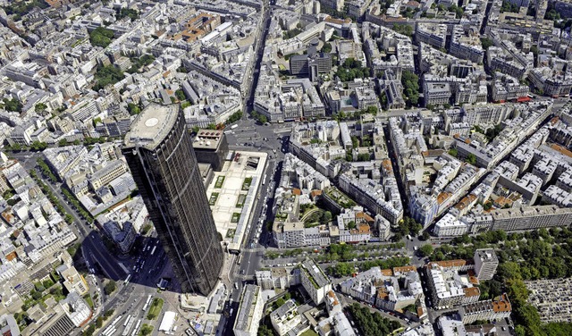 Wird saniert, aber auch bald abgerissen? Der Tour Montparnasse   | Foto: afp