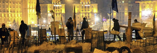 Demonstranten errichten auf dem Maidan...izei hatte zuvor Hindernisse gerumt.   | Foto: AFP