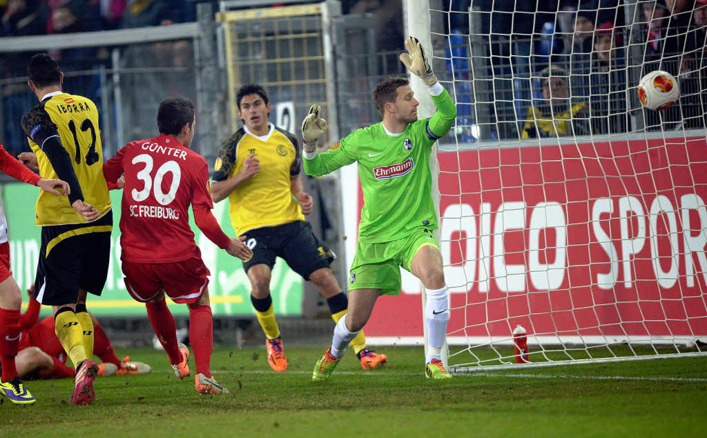 Vicente Iborra erzielt das 1:0 gegen SC-Keeper Oliver Baumann.