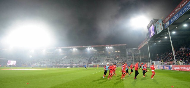 Spiel im Nebel: Bei eiskalten Temperat...C Freiburg 0:2 gegen Sevilla verloren.  | Foto: dpa