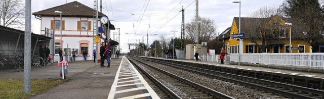 Eine menschliche Lrmschutzwand wollen...)  beim Bahnhof Herbolzheim errichten.  | Foto: Archivfoto: Gollrad