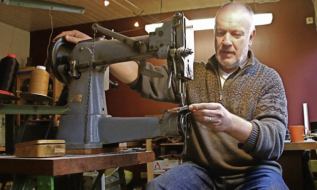 Sattler Martin Weinacker an seiner alt...hmaschine in der Werkstatt in Altdorf.  | Foto: Erika Sieberts