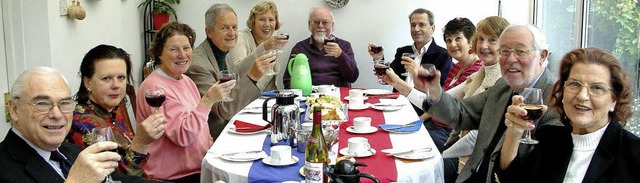 Prosit Neujahr scheinen die Mitglieder...aber bei einer Beaujolais-Verkostung.   | Foto: Clevett