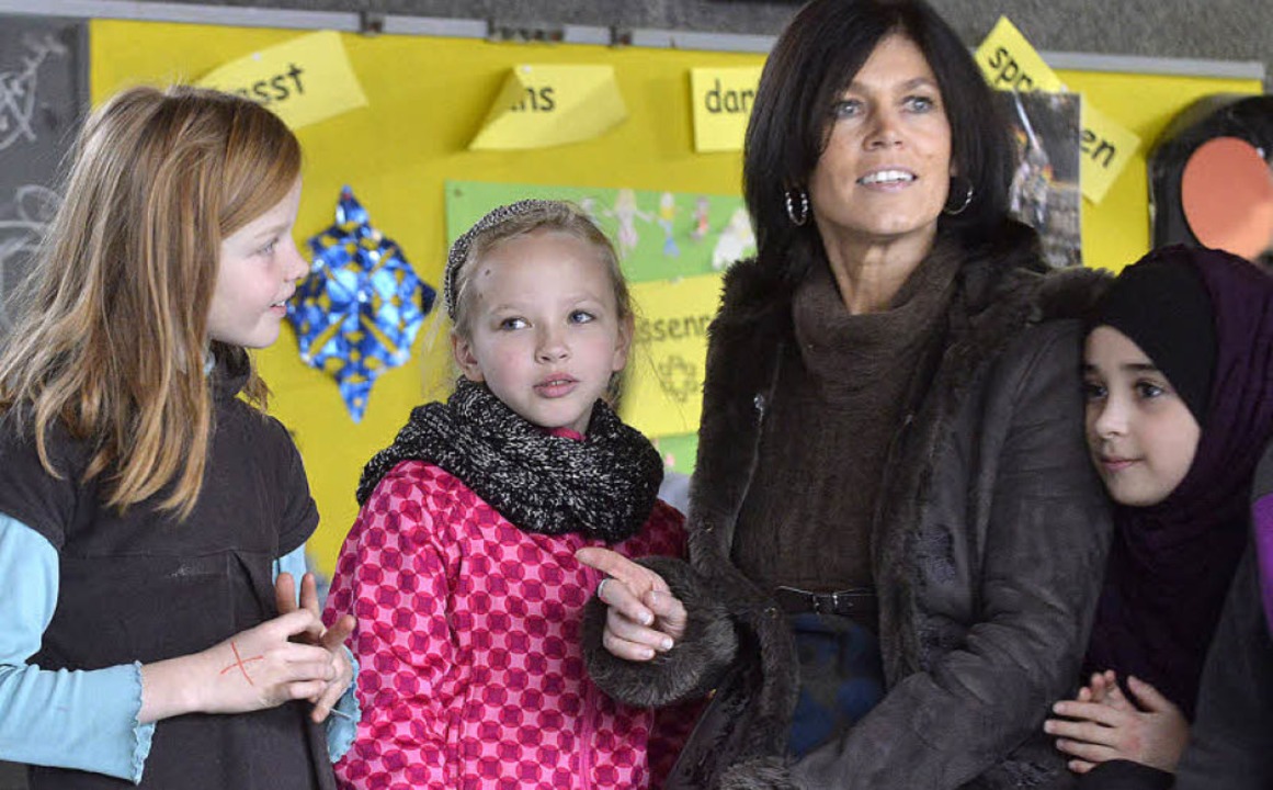 Carla Graf zum Anfassen: Die Kinder  d...hlagersngerin ganz hautnah erleben.    | Foto: Michael Bamberger