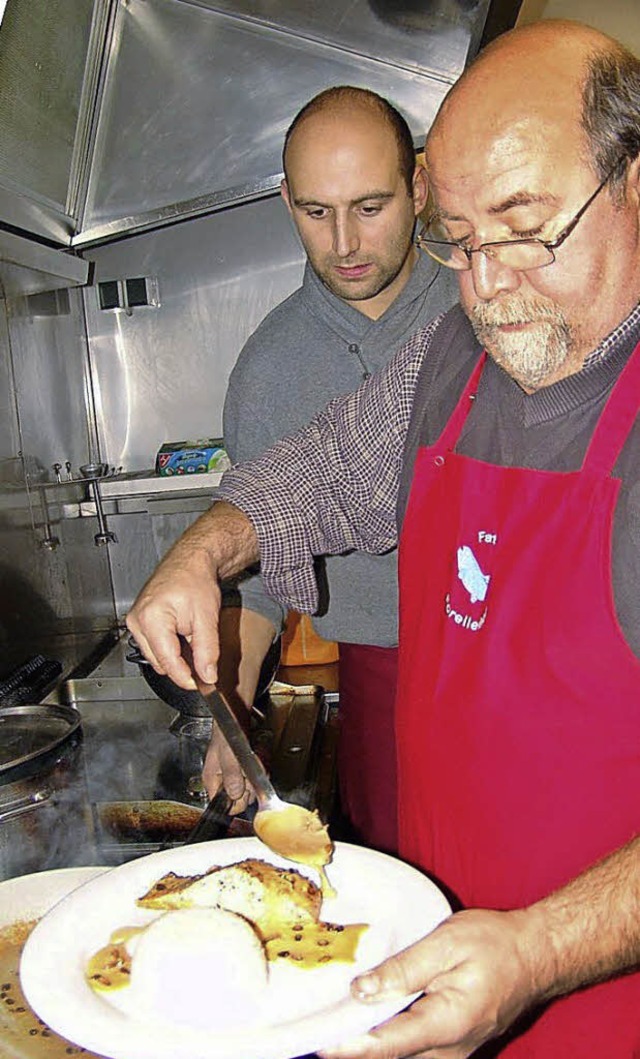 Walter Fath mit Sohn Jrg empfehlen Forellenfilet.   | Foto: Wortelkamp