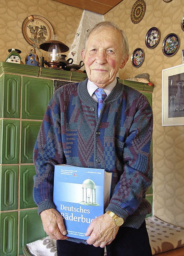 Werner K mit seinem Deutschen Bderbuch  | Foto: Karin Wortelkamp