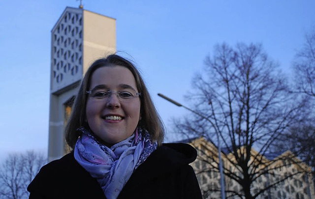 Tanja Schfer vor der Erlserkirche, d...n Stadtteil ein Zentrum geben sollte.   | Foto: ges