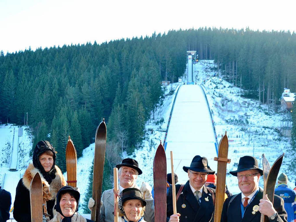 Die Oldtime-Truppe des Skiclubs Feldberg-Brental promeniert vor der Hochfirstschanze