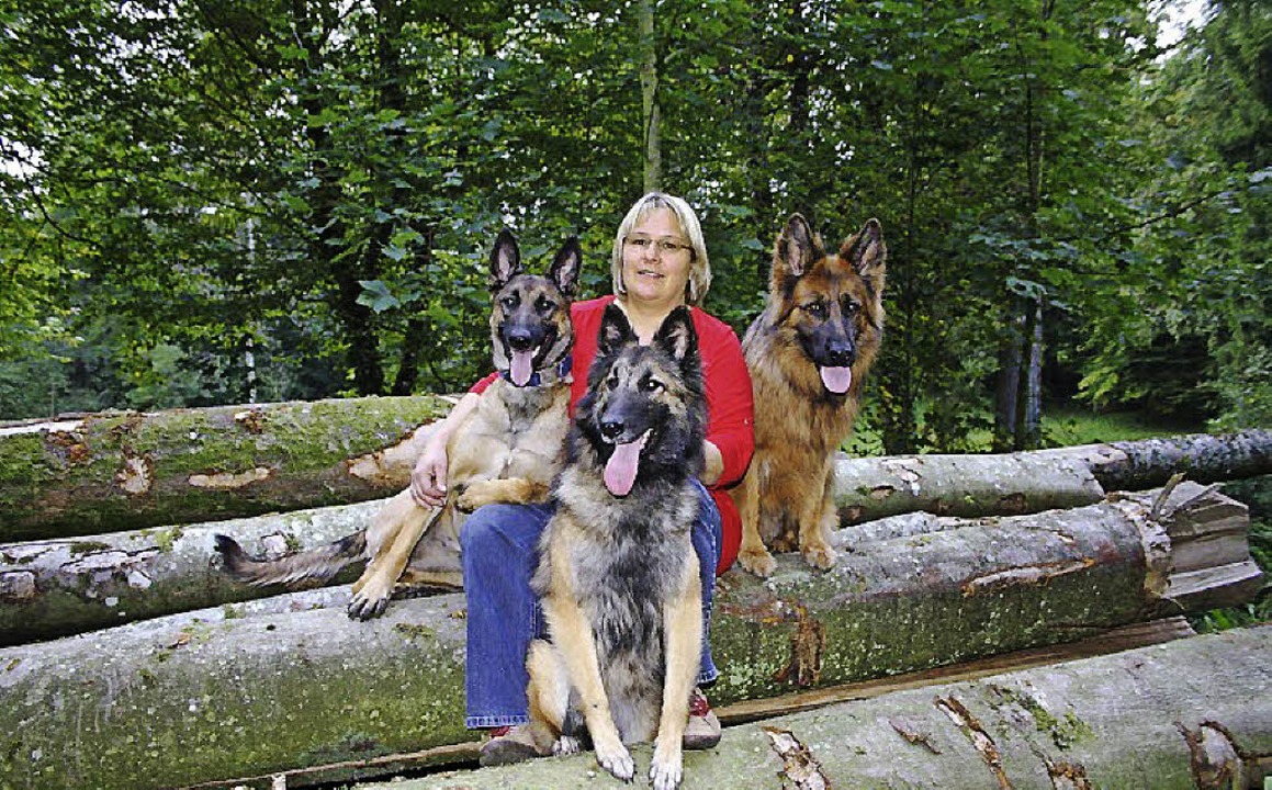 Daniela Salg mit ihren drei Hunden Ava... Schimmelspürhunde zertifiziert sind.   | Foto: Privat
