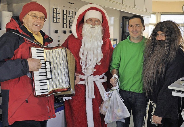 Schleusenwrter Eric Mader (Zweiter vo...g Lipp  Gebck und Kaisersthler Wein.  | Foto: kai krichedorff