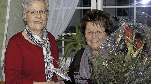 Sieglinde Bhler dankte im Namen der D...ichen Einsatz mit einem Blumenstrau.   | Foto: reinhard herbrig
