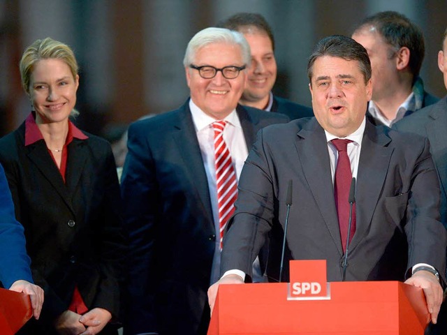 Der SPD-Vorsitzende Sigmar Gabriel (re...das Ergebnis des SPD-Mitgliedervotums.  | Foto: dpa