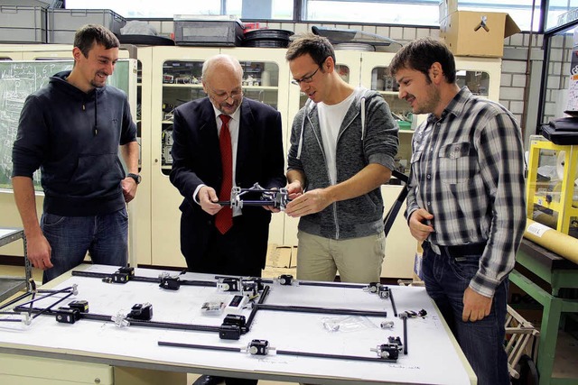 Beim Zusammenschrauben im Labor (von l...0;-Teile stammen aus einem 3D-Drucker.  | Foto: Hochschule Offenburg