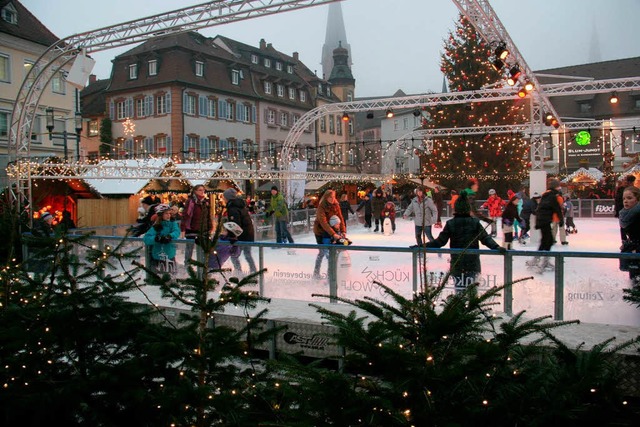 Die Eisbahn ist zu bis zum Schlieen des Marktes stets gut besucht.  | Foto: Gerda Oswald