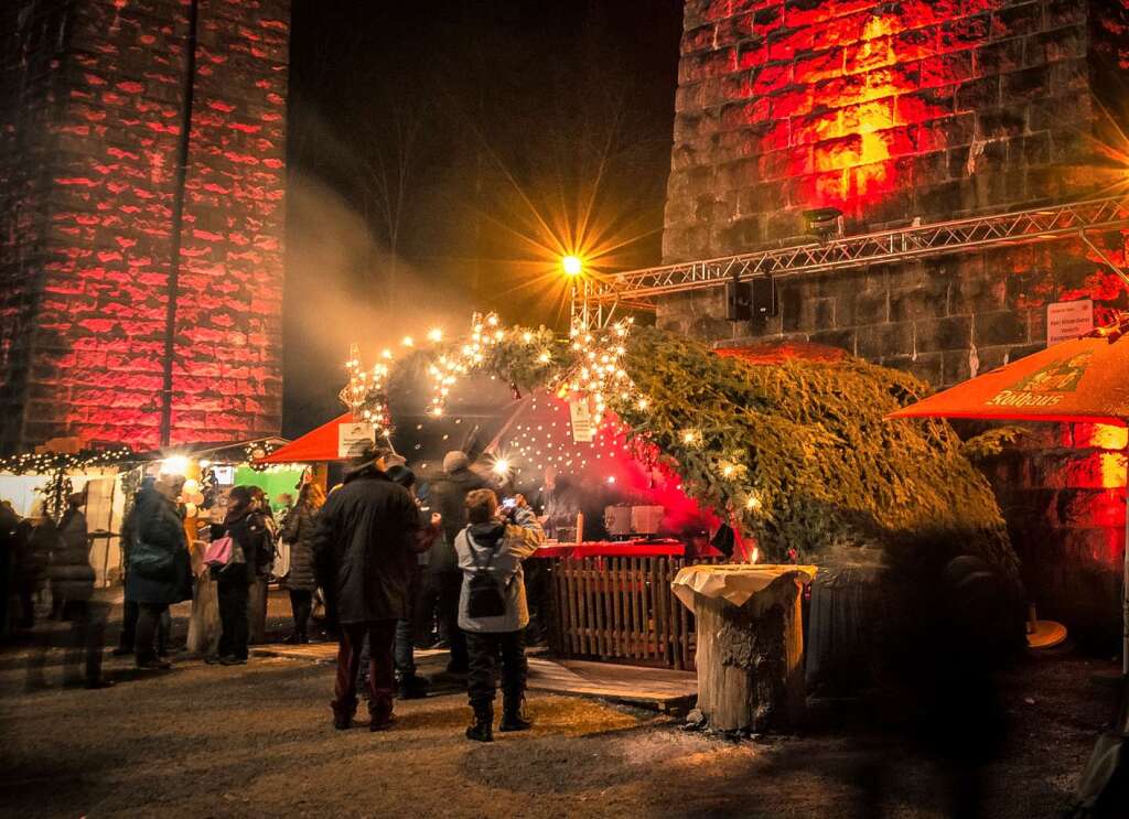 Romantisch ist es auf dem Weihnachtsmarkt in der Ravennaschlucht.