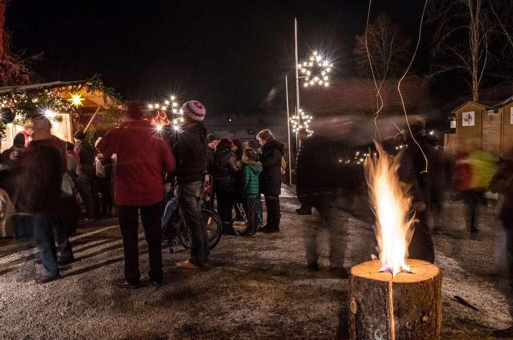 Romantisch ist es auf dem Weihnachtsmarkt in der Ravennaschlucht.