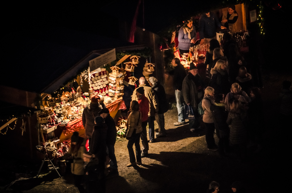 Romantisch ist es auf dem Weihnachtsmarkt in der Ravennaschlucht.