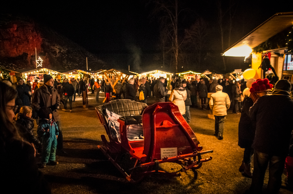 Romantisch ist es auf dem Weihnachtsmarkt in der Ravennaschlucht.