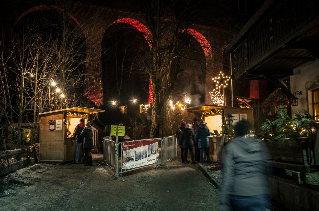 Romantisch ist es auf dem Weihnachtsmarkt in der Ravennaschlucht.