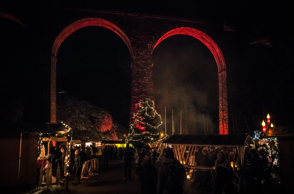 Romantisch ist es auf dem Weihnachtsmarkt in der Ravennaschlucht.