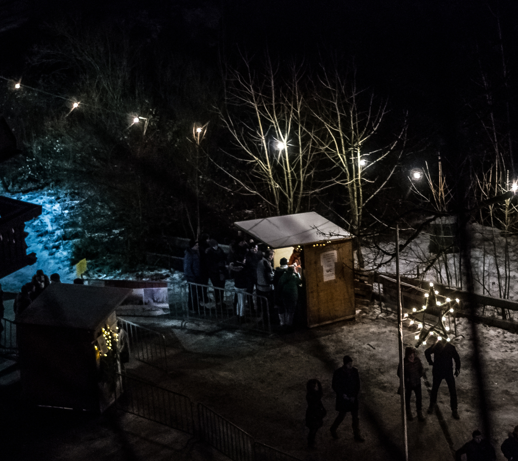 Romantisch ist es auf dem Weihnachtsmarkt in der Ravennaschlucht.